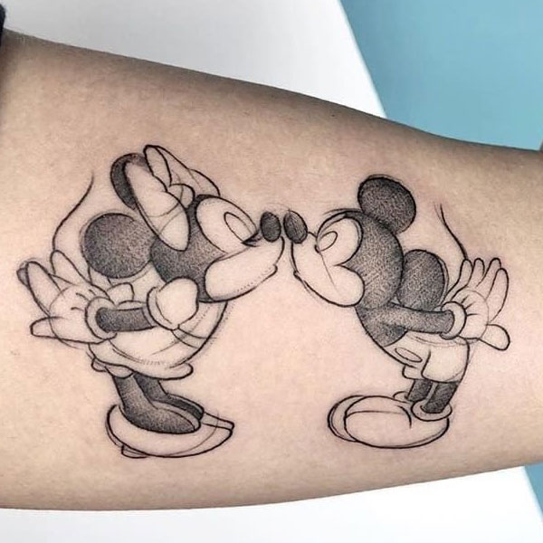 Tattoo chuột mickey hôn nhau