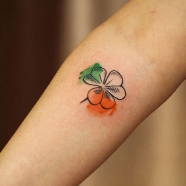Tattoo cỏ 3 lá ở cánh tay