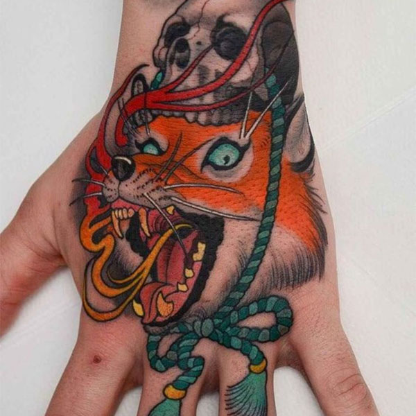 Tattoo con cáo bàn tay