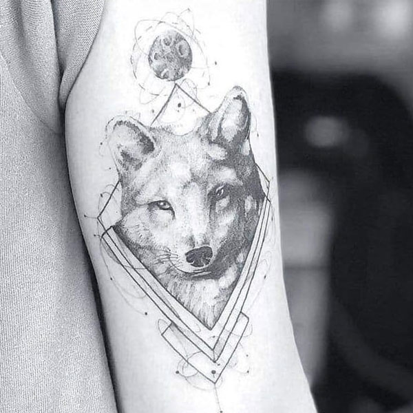 Tattoo con cáo đen trắng
