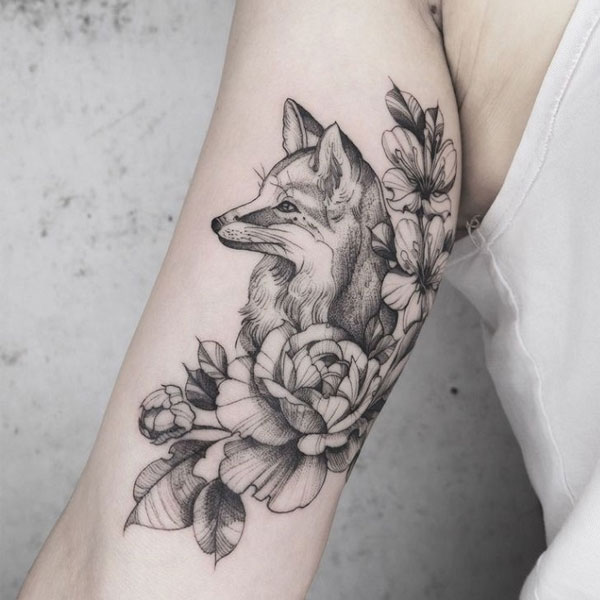 Tattoo con cáo đơn giản ở bắp tay