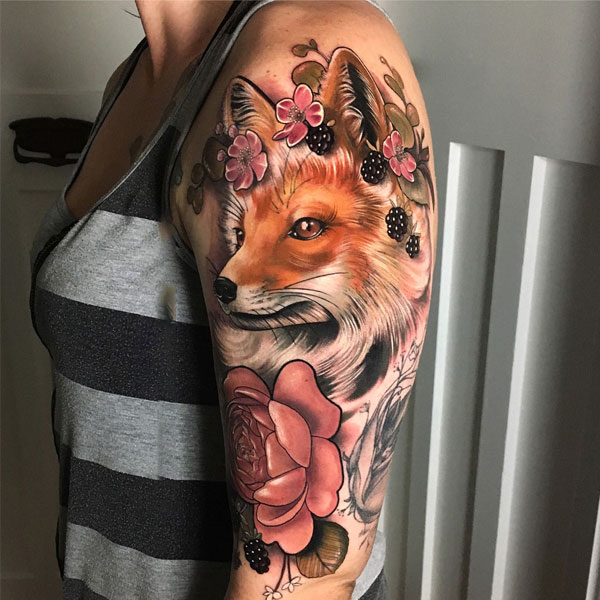 Tattoo con cáo kín bắp tay nữ