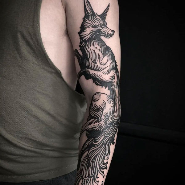 Tattoo con cáo kín bắp tay