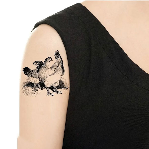 Tattoo con gà ở bắp tay