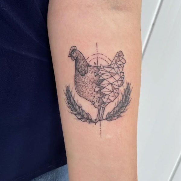 Tattoo con gà ở cánh tay