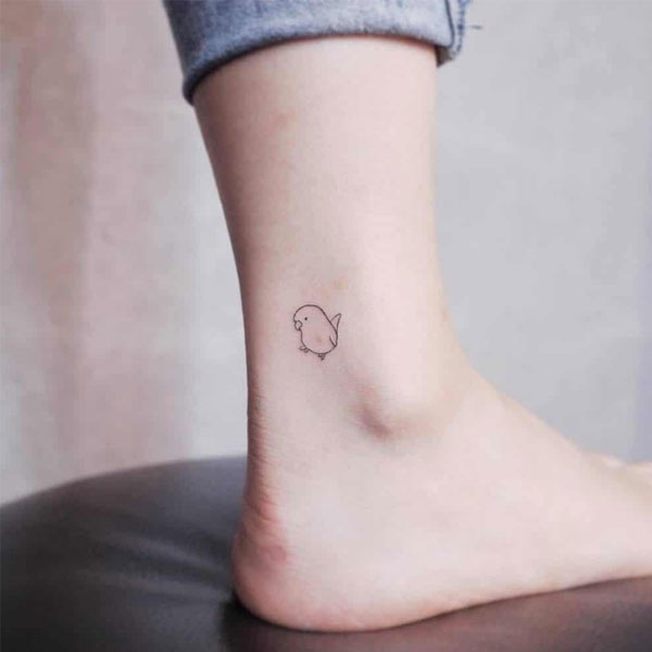 Tattoo con gà ở cổ chân