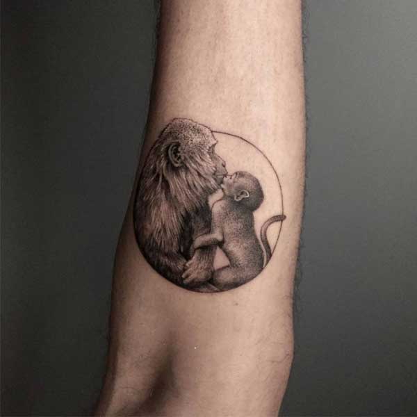 Tattoo con khỉ ở cánh tay