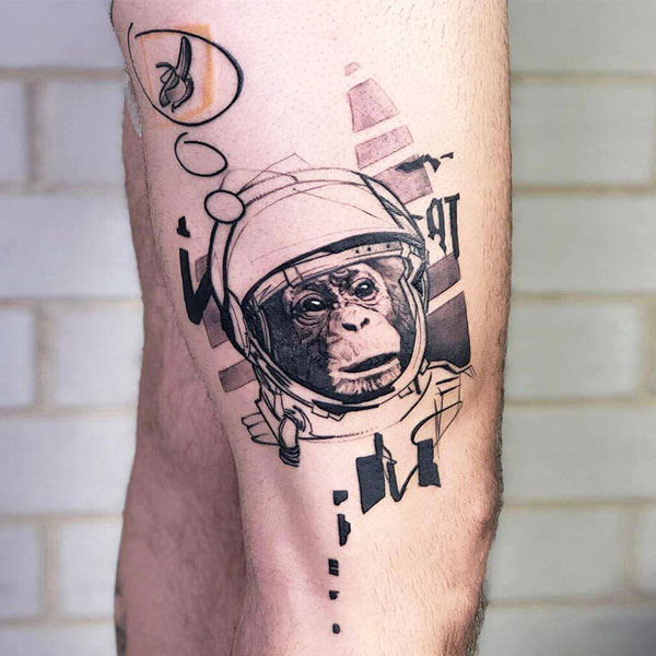 Tattoo con cái khỉ ở chân