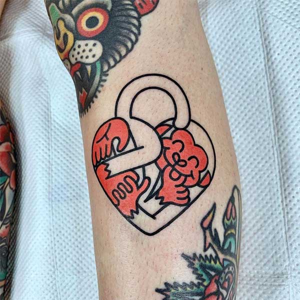 Tattoo con cái khỉ ngược tim 