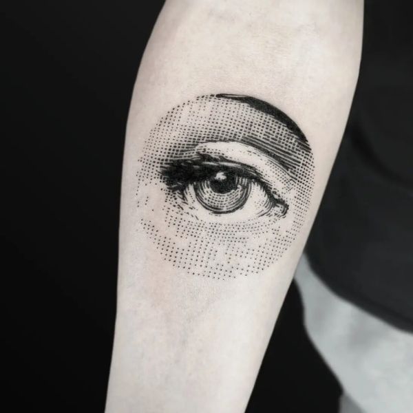 Tattoo con mắt đen trắng