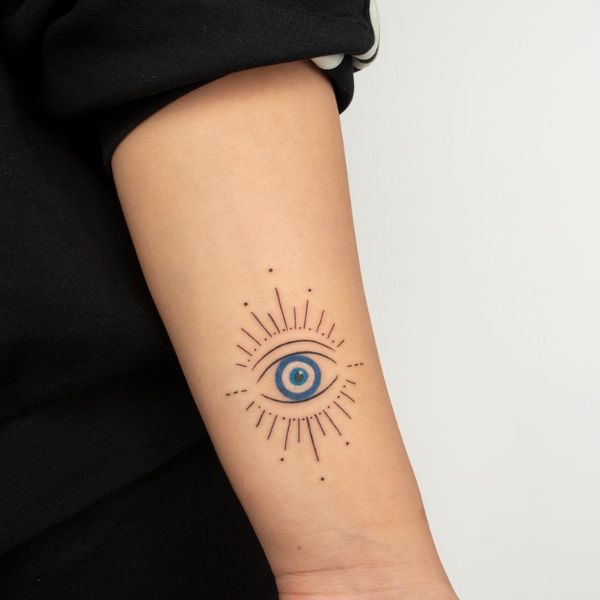 Tattoo con mắt ở bắp tay