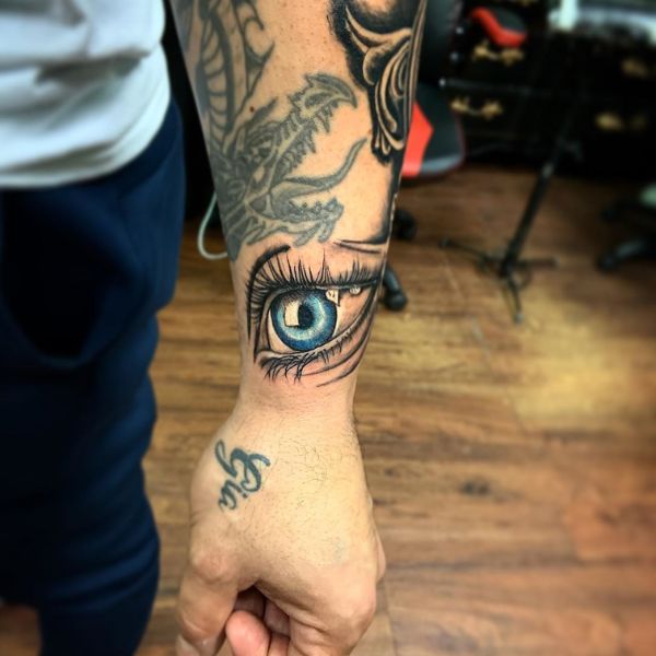 Tattoo con mắt ngầu nam