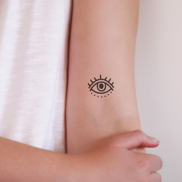 Tattoo con mắt nhỏ