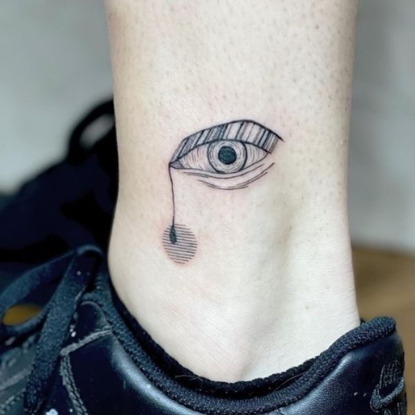 Tattoo con mắt ở chân