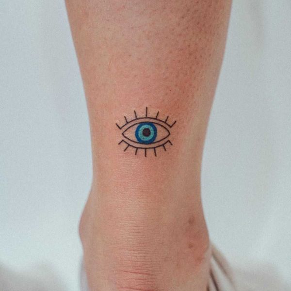 Tattoo con mắt ở cổ chân