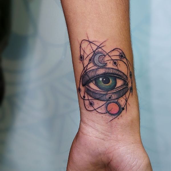 Tattoo con mắt ở cổ tay