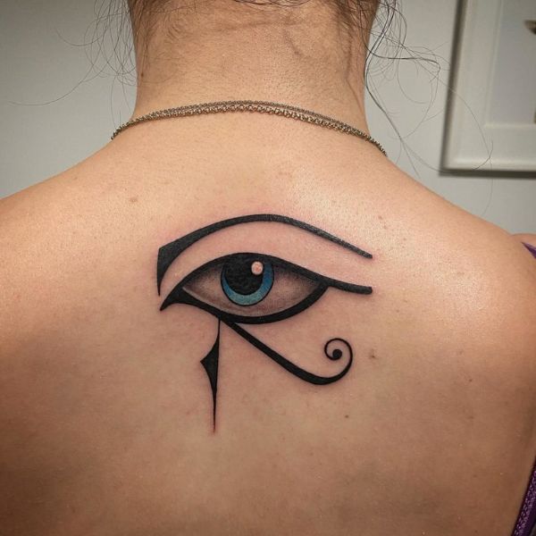 Tattoo con mắt sau lưng