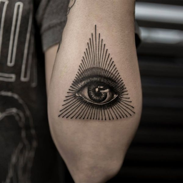 Tattoo con mắt tam giác đẹp