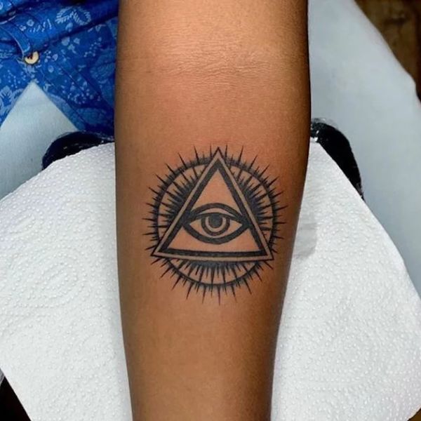 Tattoo con mắt tam giác
