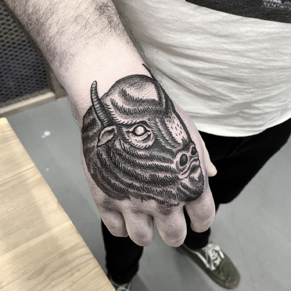 Tattoo con cái trâu ở bàn tay