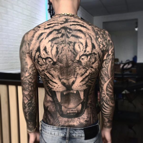 Tattoo hổ xuống núi nam ri