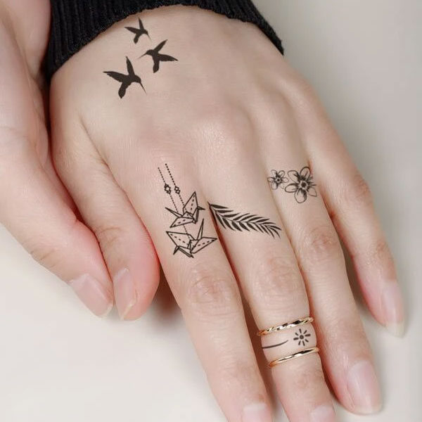 Tattoo hoạt hình ở bàn tay