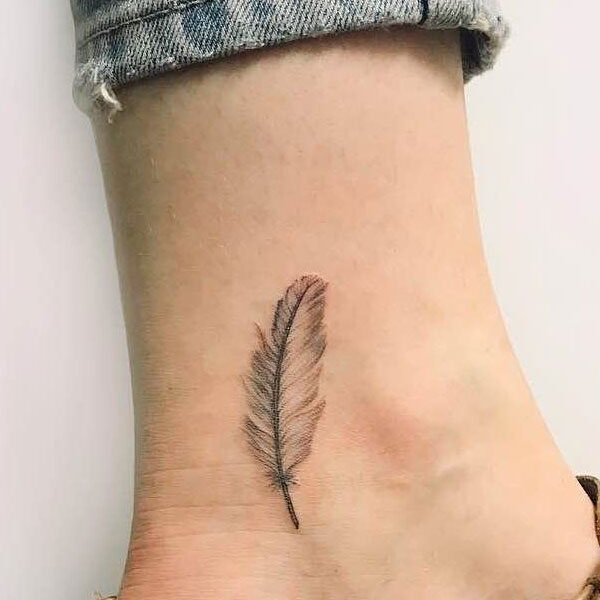 Tattoo lông vũ cổ chân