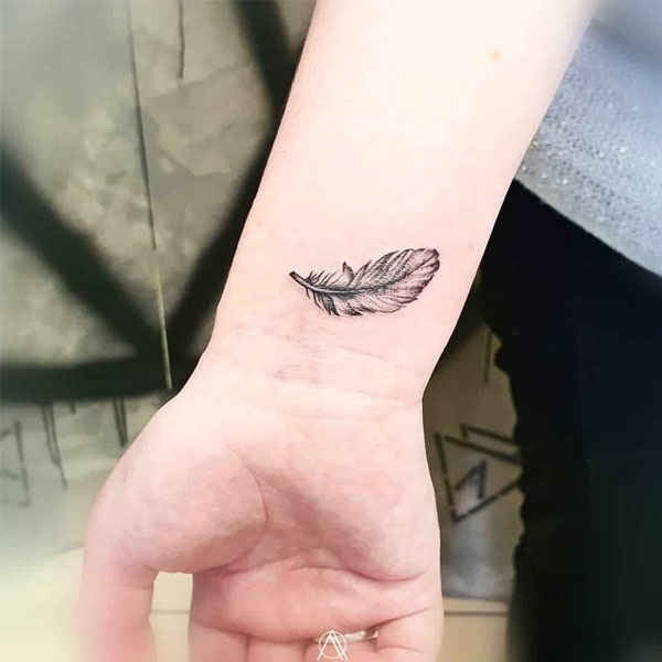 Tattoo lông vũ nhỏ ở cổ tay