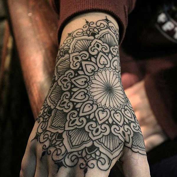 Tattoo mandala ở bàn tay