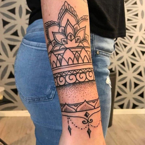 Tattoo mandala ở cổ tay