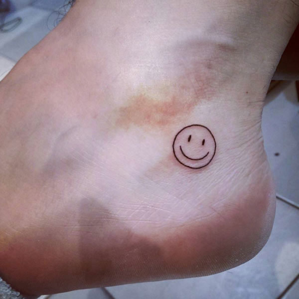 Tattoo mặt cười chân đẹp