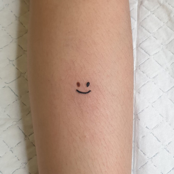 Tattoo mặt cười nhỏ ở bắp tay