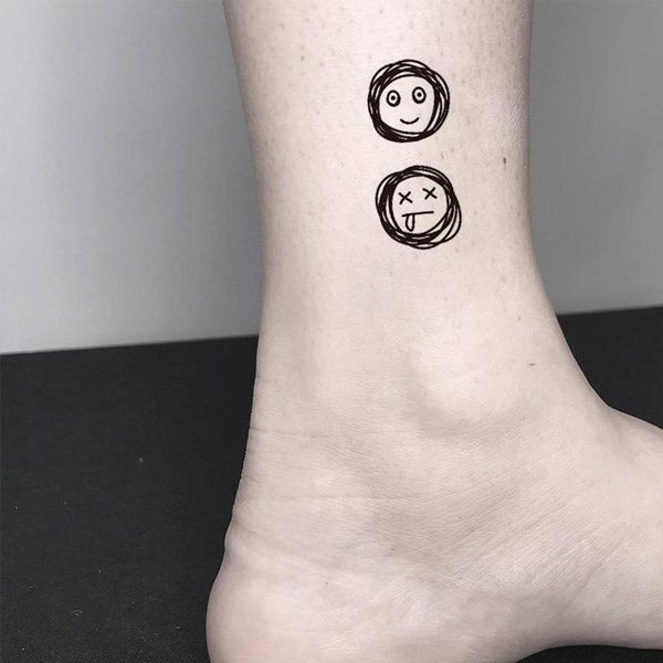 Tattoo mặt cười ở chân