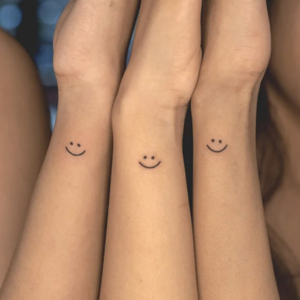 Tattoo mặt cười với bạn thân