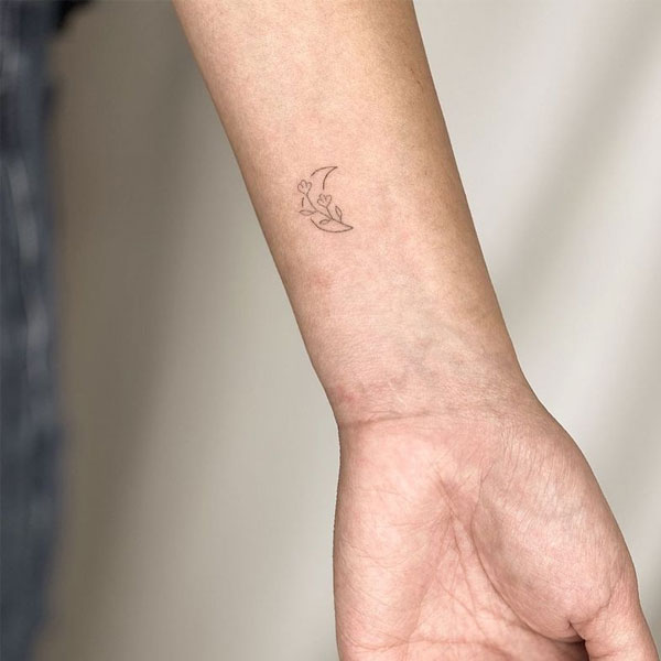 Tattoo mặt trăng mini ở cánh tay