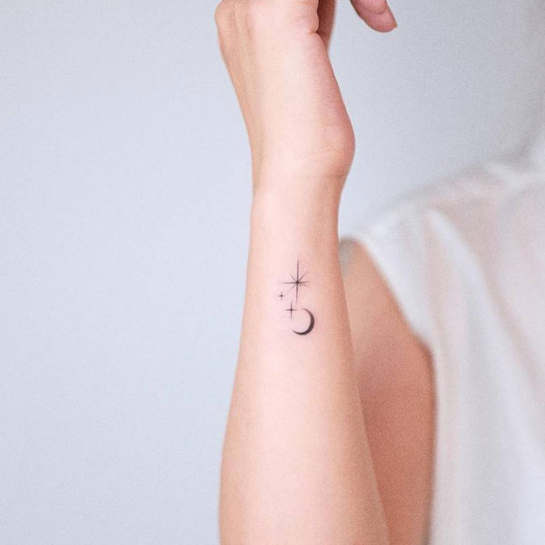 Tattoo mặt trăng mini ở cổ tay