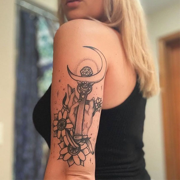 Tattoo mặt trăng ở bắp tay
