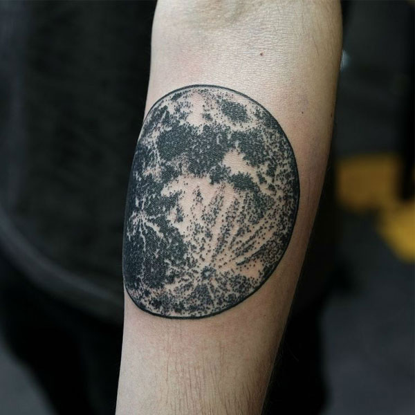 Tattoo mặt trăng ở cánh tay