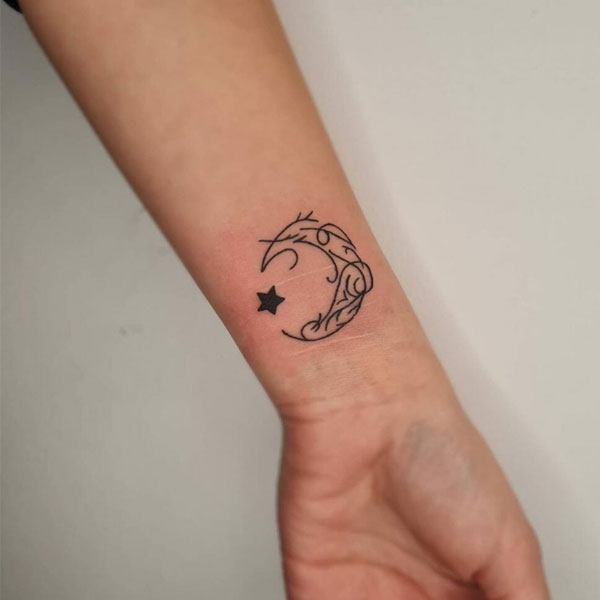 Tattoo mặt trăng ở cổ tay chất