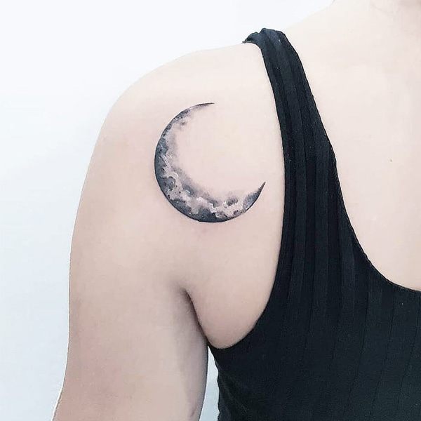 tattoo mặt trăng ở vai