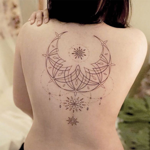 Tattoo mặt trăng sau lưng nữ đẹp