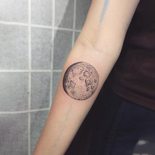 Tattoo mặt trăng tròn đẹp