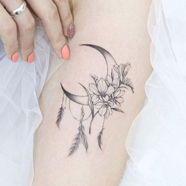 Tattoo mặt trăng với hoa liễu