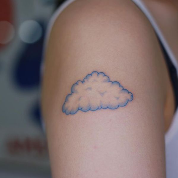 Tattoo mây đơn giản ở bắp tay