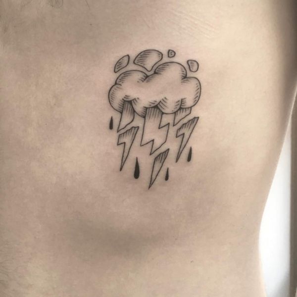 Tattoo mây nhỏ ở ngực