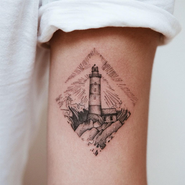 Tattoo ngọn hải đăng bắp tay cho nữ