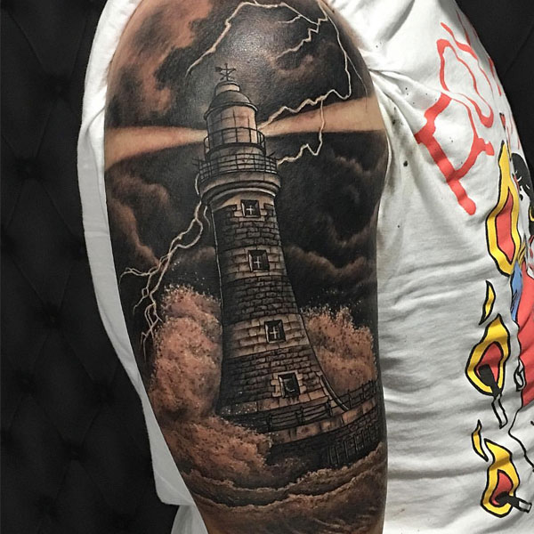 Tattoo ngọn hải đăng kín bắp tay