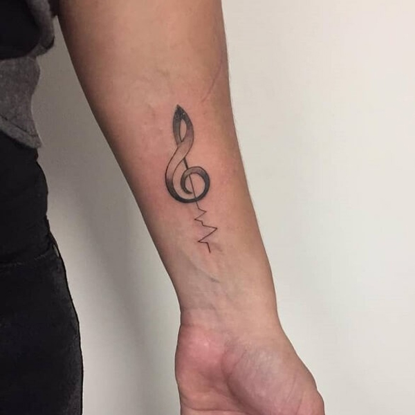 Tattoo nốt nhạc nhỏ ở cánh tay