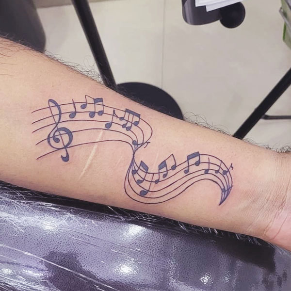 Tattoo nốt nhạc ở cánh tay