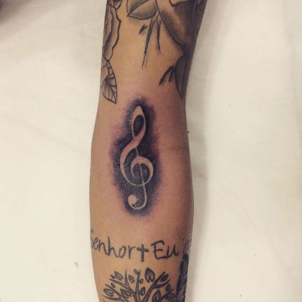 Tattoo nốt nhạc ở chân